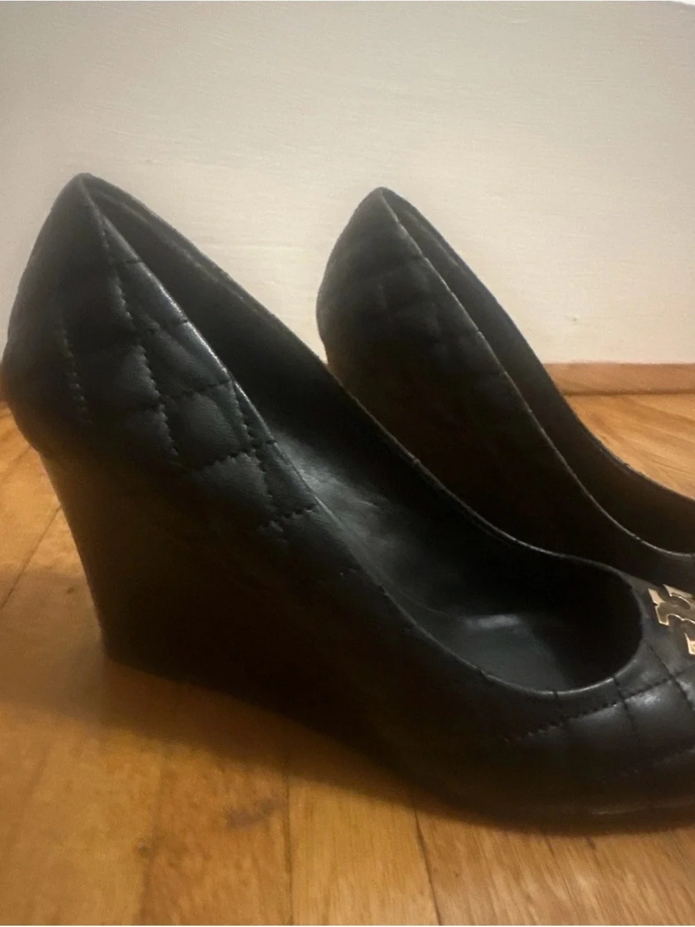 Tory Burch Black Leather Logo Pumps Size 10 Good Condition